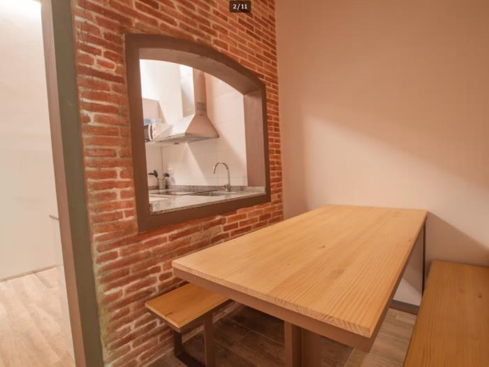 Chambre spacieuse et lumineuse avec accès par fenêtre à la cour intérieure - My Space Barcelona Appartements