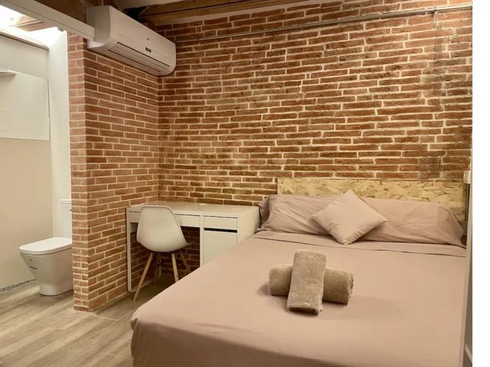 Chambre simple lumineuse et spacieuse avec accès par fenêtre à la cour intérieur - My Space Barcelona Appartements