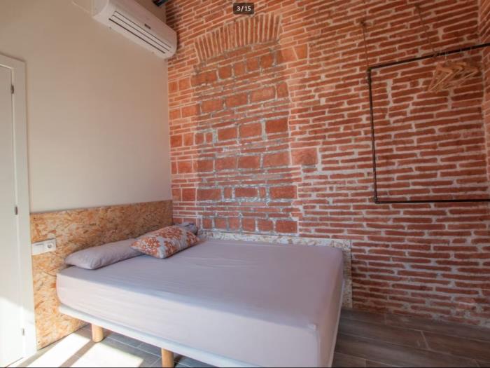 Chambre simple lumineuse et spacieuse avec accès par fenêtre à la cour intérieur - My Space Barcelona Appartements