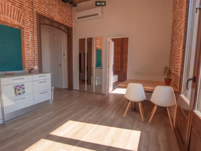 Chambre simple lumineuse et spacieuse avec accès au balcon - My Space Barcelona Appartements