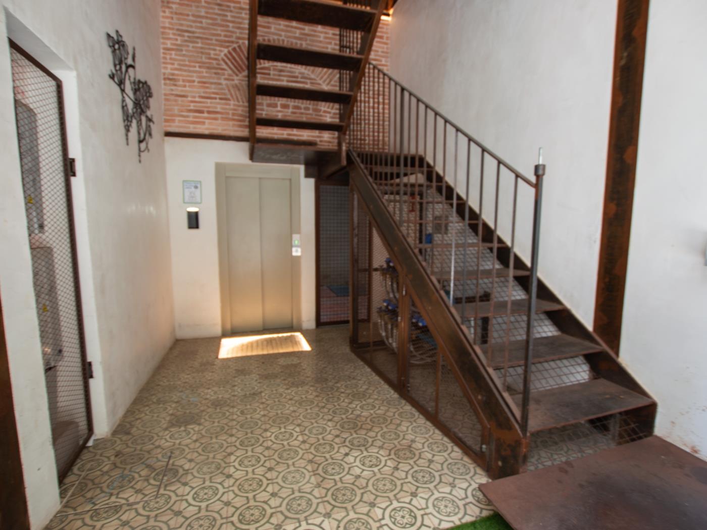 Chambre spacieuse et lumineuse avec accès par fenêtre à la cour intérieure - My Space Barcelona Appartements