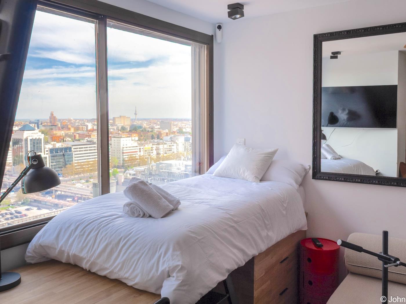 Loft studio moderne avec vue sur la ville, piscine sur le toit - My Space Madrid Appartements