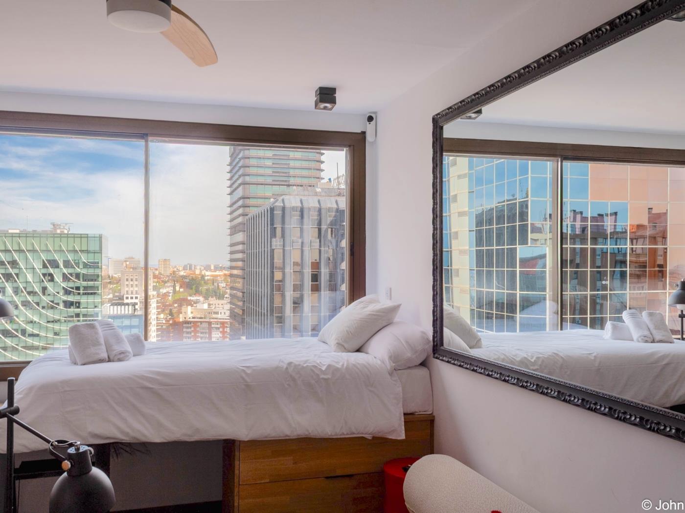 Loft studio moderne avec vue sur la ville, piscine sur le toit - My Space Madrid Appartements