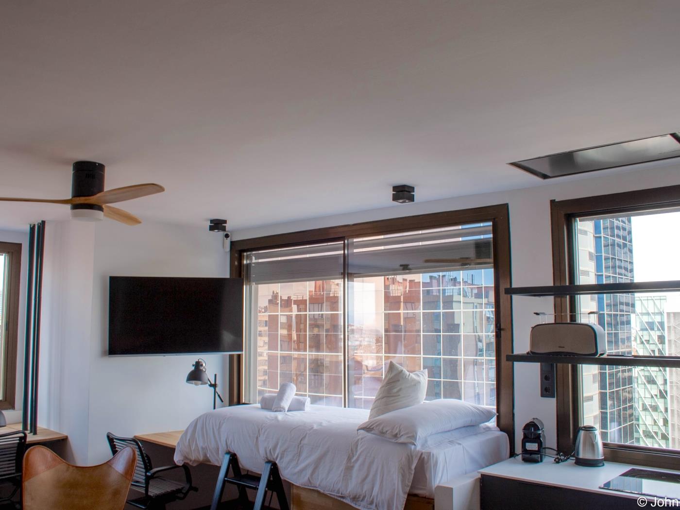 Chic Loft Studio avec Vue sur la Ville et Piscine sur le Toit - My Space Madrid Appartements