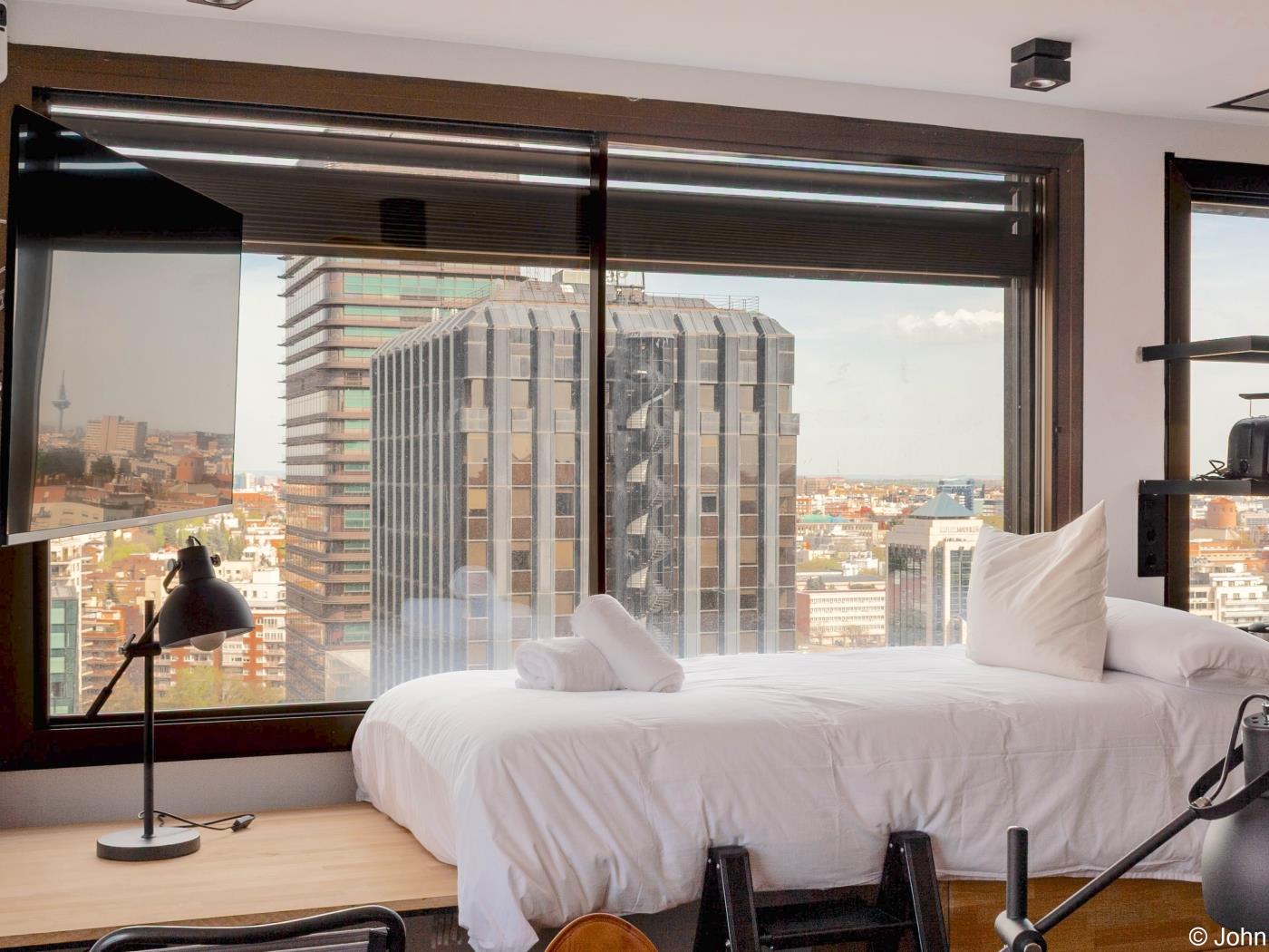 Chic Loft Studio avec Vue sur la Ville et Piscine sur le Toit - My Space Madrid Appartements